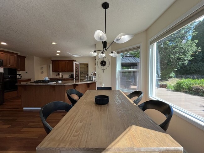 Building Photo - Stunning Bull Mountain Home with Gourmet Kitchen & Luxurious Primary Suite Retreat