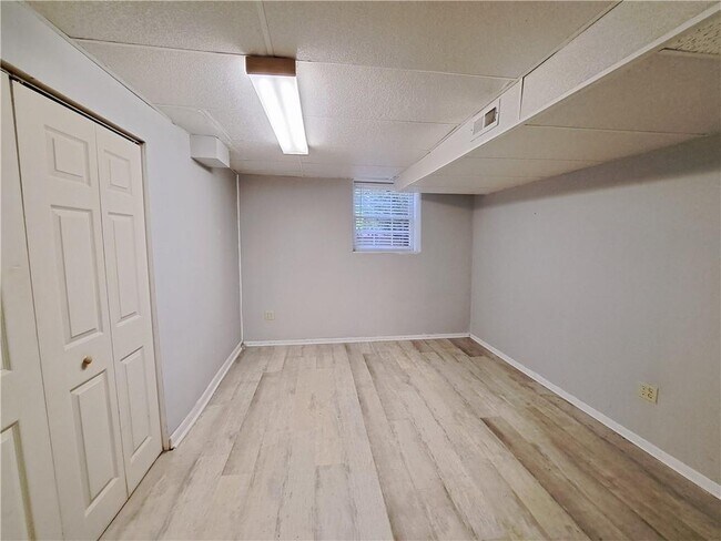Building Photo - 844 Chandler Dr SW