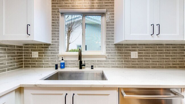 Building Photo - 3 Bedroom 2 Full Bath with Private Yard and 1 Car Garage !