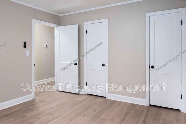Building Photo - 489 Forest Ave