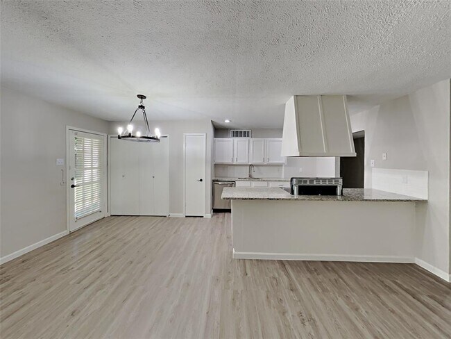 Building Photo - 519 Windsor Dr