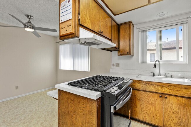 Building Photo - Move-in Ready Condo!