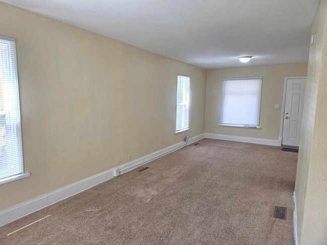 Building Photo - 3022 N Thomas Ave