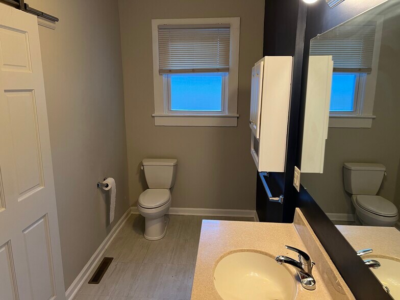 Building Photo - 60 Pulliam St