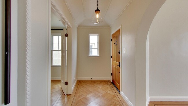 Building Photo - Lakeside 3 Bedroom / 3 Bathroom Single Fam...