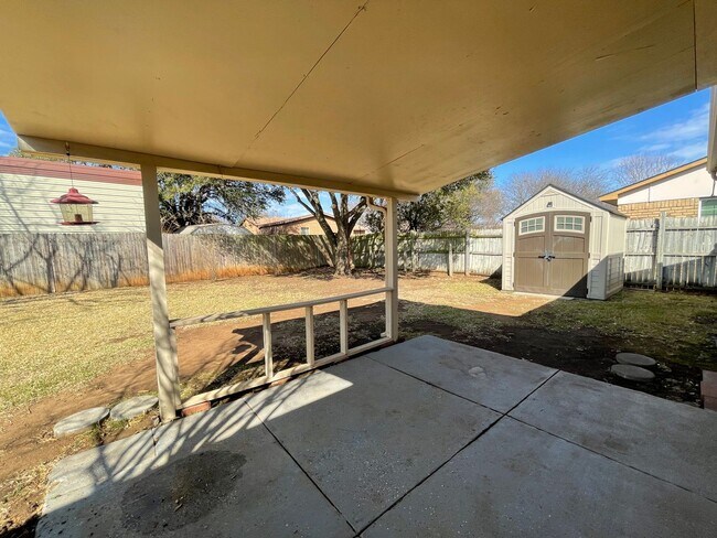 Building Photo - COMING SOON - SPACIOUS 3 BEDROOM 2 BATH BRICK HOME