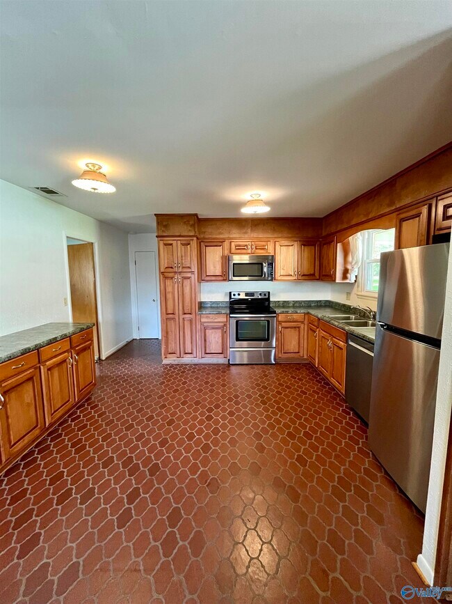Building Photo - 415 Harolds Dr NW