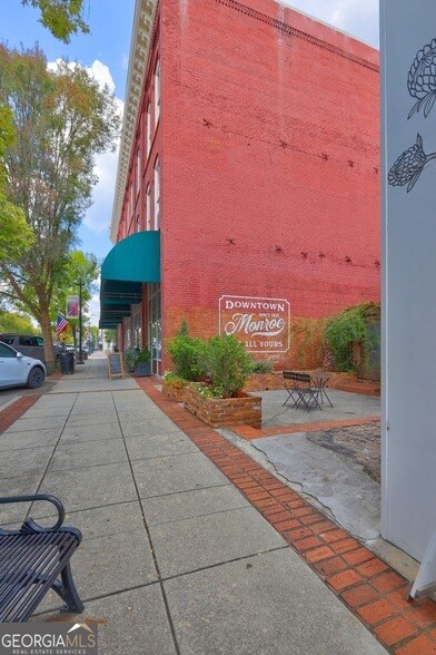 Building Photo - 123 S Broad St