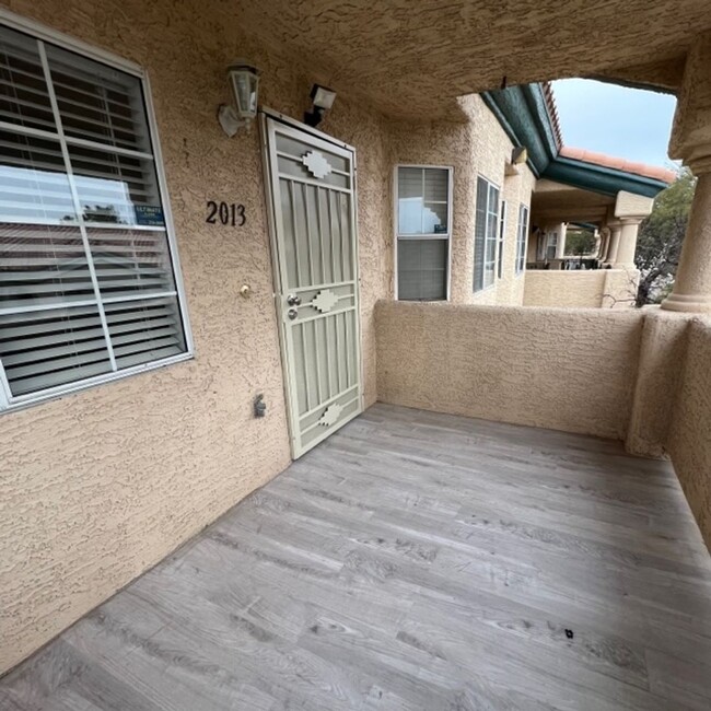 Building Photo - Gated 2 bedroom Condo with new carpet and ...