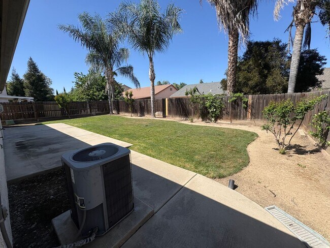 Building Photo - Lovely NW Visalia Home Near Shopping Centers Available Now!