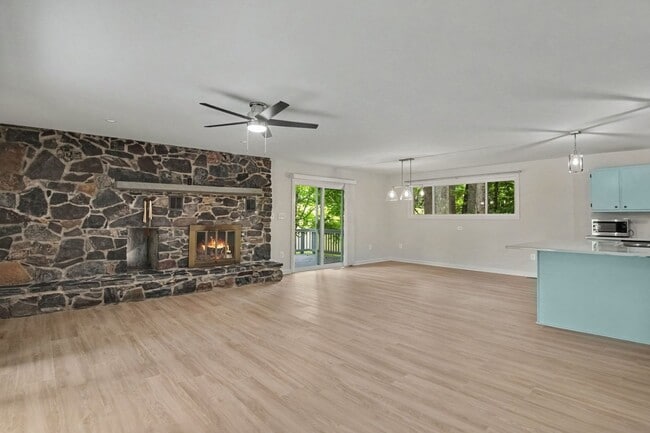 Building Photo - 201 Birchside Cir