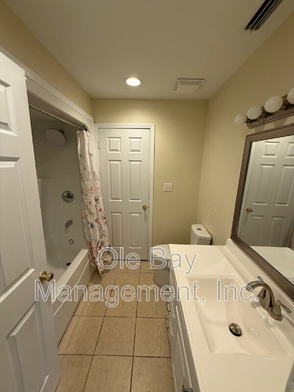 Building Photo - 5011 Highcrest Dr