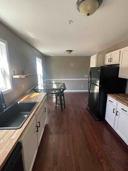 Building Photo - 206 Maple Dr