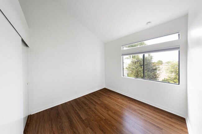 Building Photo - 2 Bedroom condo - Biking distance to the beach