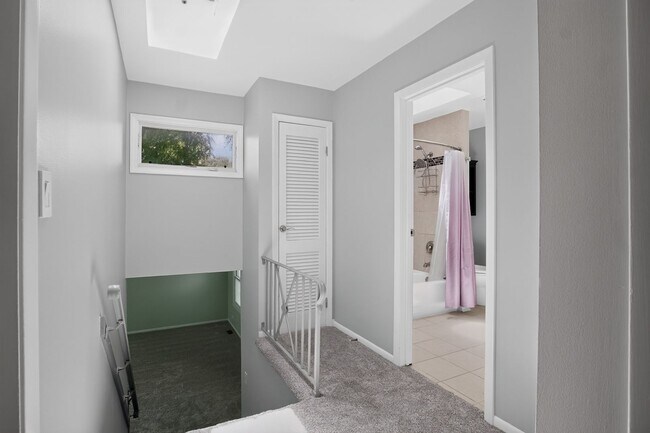 Building Photo - Spacious Stunning 3 BR House in Mount Prospect W/ Office/Playroom on Corner Lot