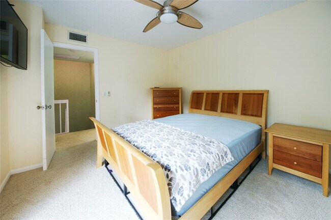 Building Photo - 1700 Embassy Dr