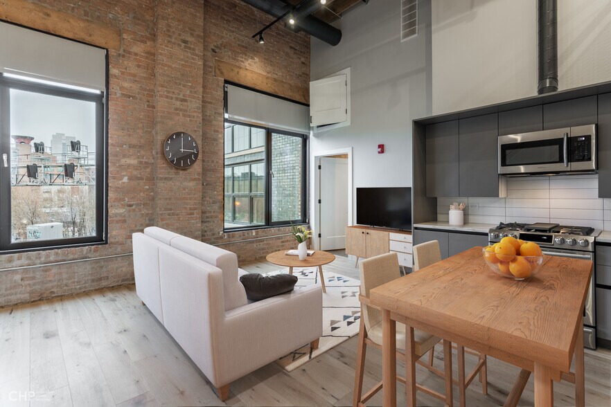 Building Photo - 731 N Sangamon St