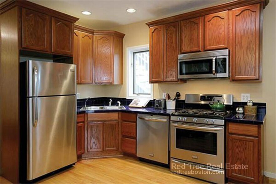 Building Photo - 5 Iroquois St