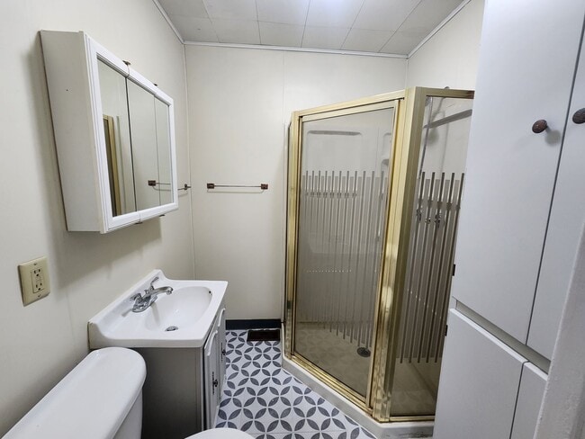 Building Photo - 3 Bedroom House w/Detached Garage!!!