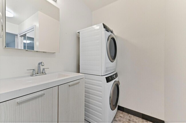 Building Photo - 6397 Bay Club Dr