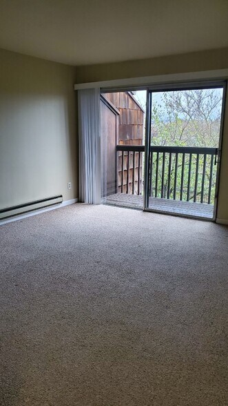 Building Photo - 1460 Parkway Dr