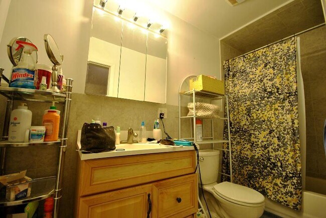 Building Photo - WOW! NO FEE!!!  RENOVATED 3 BED/2 BATH ON 2 LEVELS IN WASHINGTON SQ