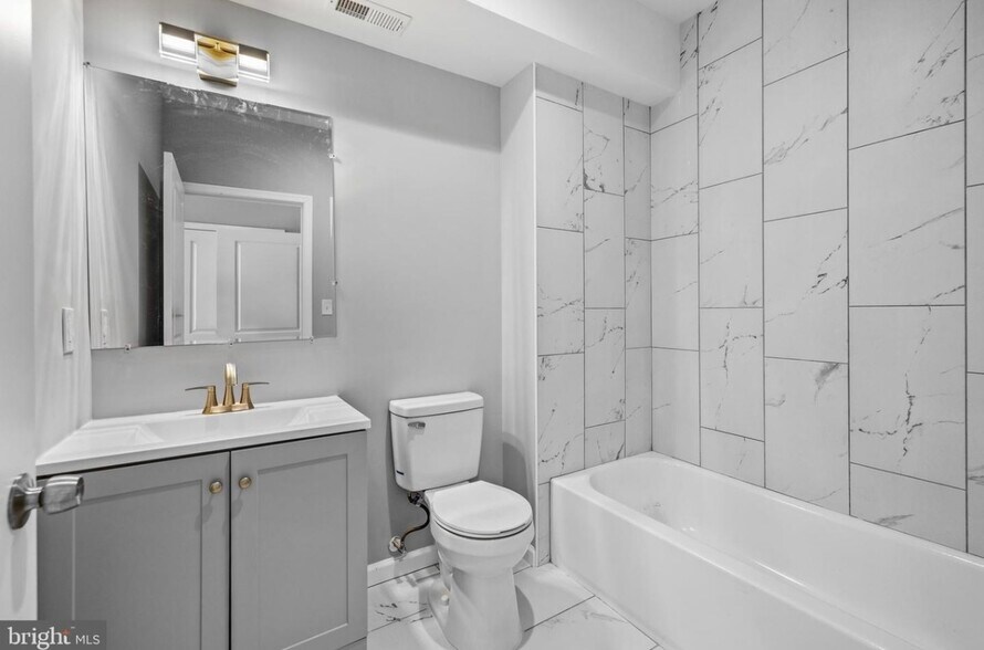 Building Photo - 1704 E Chase St