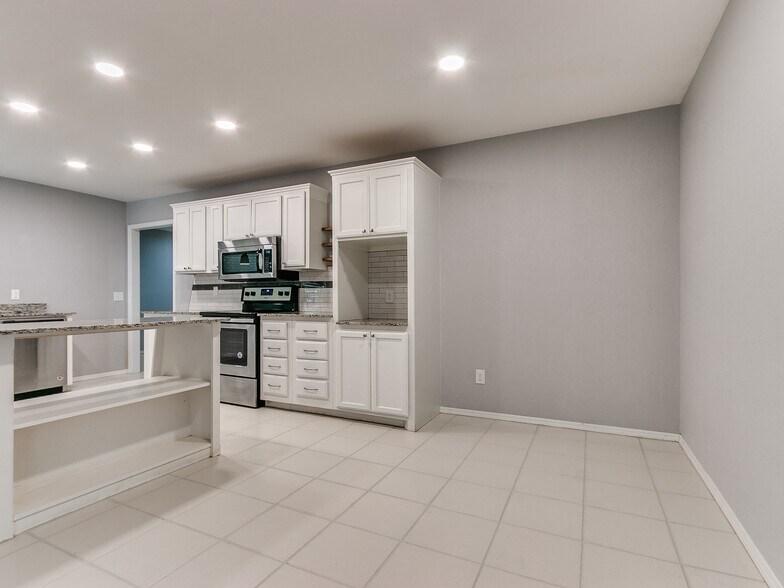 Building Photo - 9906 Mantle Dr