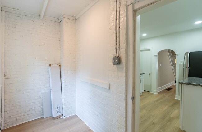 Building Photo - Newly Rehabbed beauty