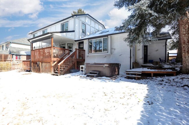 Building Photo - Beautiful 5 Bedroom Home Near the Cherry C...