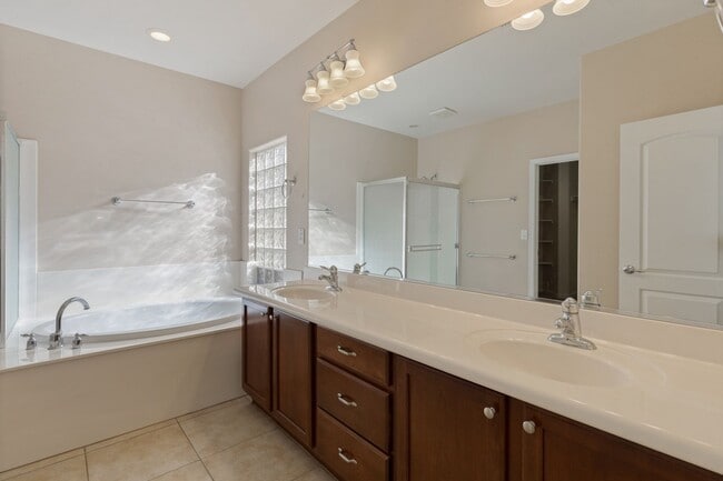 Building Photo - Gorgeous 4 Bedroom Home in Phoenix!