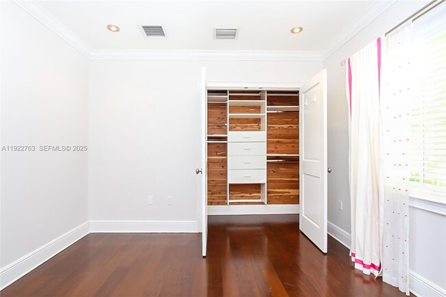 Building Photo - 1400 Alberca St