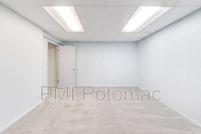Building Photo - 1718 Crestview Dr