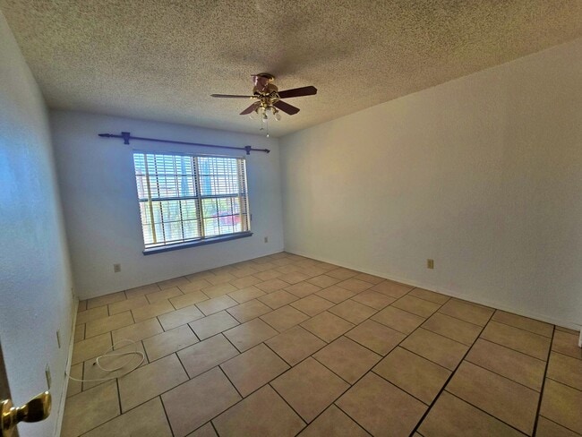 Building Photo - Mountain view cozy Home Ready for move in
