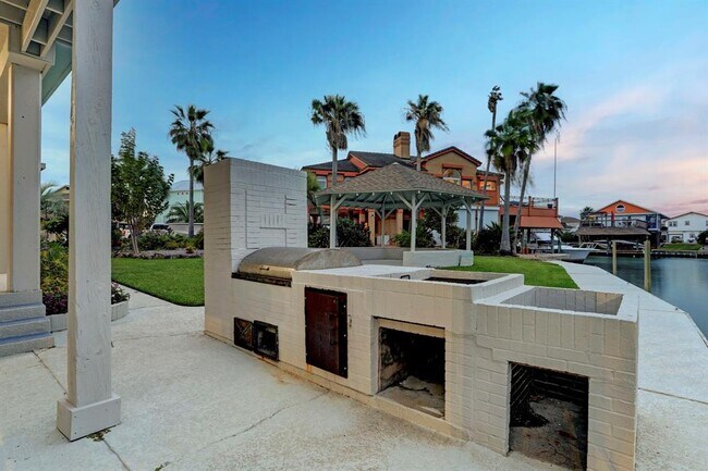 Building Photo - 1239 Hawaii Dr