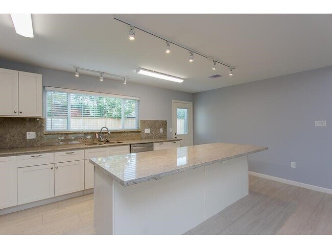 Building Photo - 7413 Albacore Dr