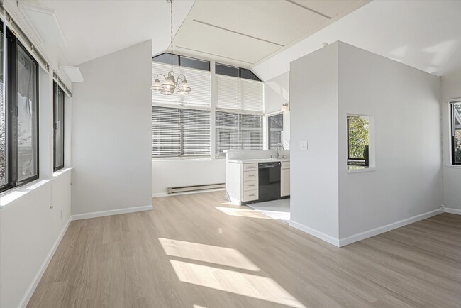 Building Photo - Beautifully Renovated 2-Bedroom 1.5-Bathro...