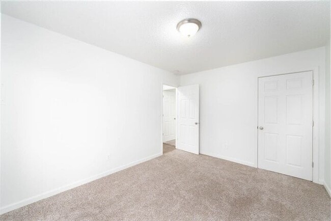 Building Photo - 2 bedroom unit close to downtown Gresham!!