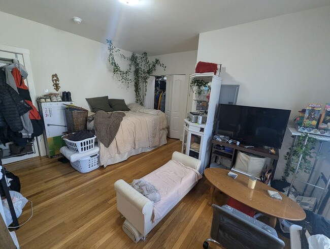 Building Photo - Fully Renovated Studio in Albany Park! Gre...