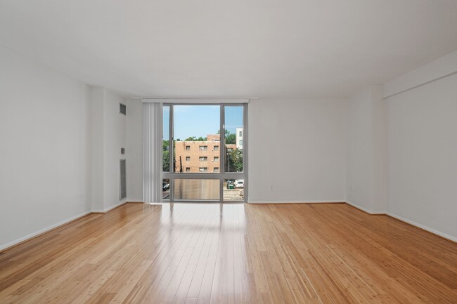 Large (550SF) Studio - 950 25th St NW