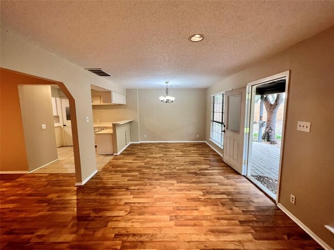Building Photo - 2403 La Rochelle Dr