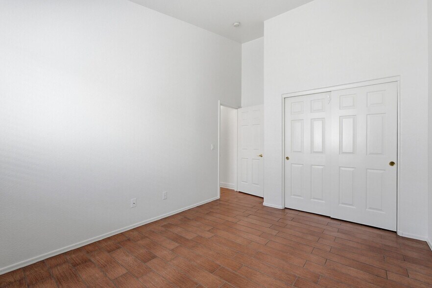 Building Photo - 2059 E Huron Ct