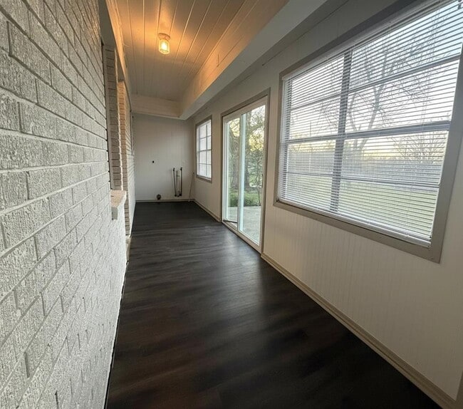 Building Photo - 107 Elm Ave