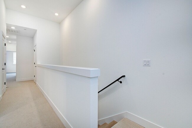 Building Photo - Luxury Upgraded Executive Townhome | 4 Bed | 3 Bath in Prime Camas School District
