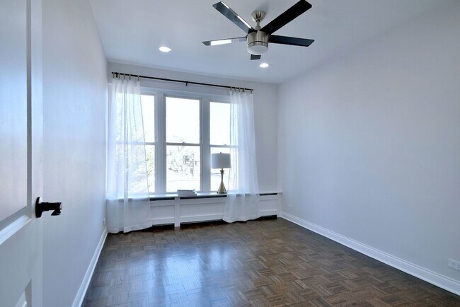 Building Photo - 1301 W Touhy Ave