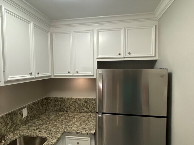 Building Photo - 211 W 17th St