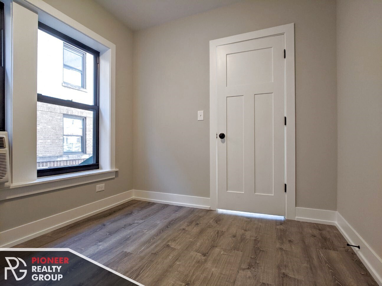 Building Photo - 709 W Brompton Ave