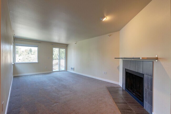 Building Photo - Spacious 2bd, 2ba Upper Unit Available in ...