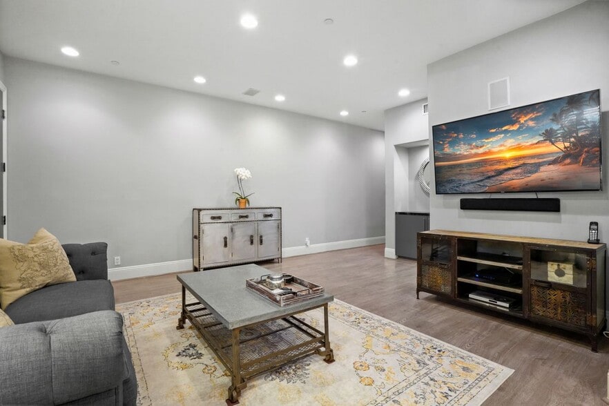 Building Photo - 16123 Sunset Blvd