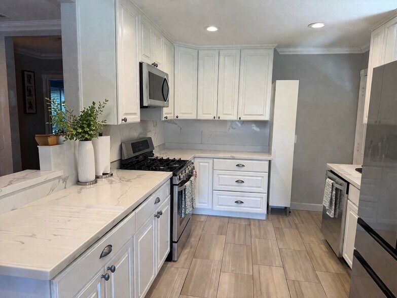 Building Photo - 725 3rd Ave